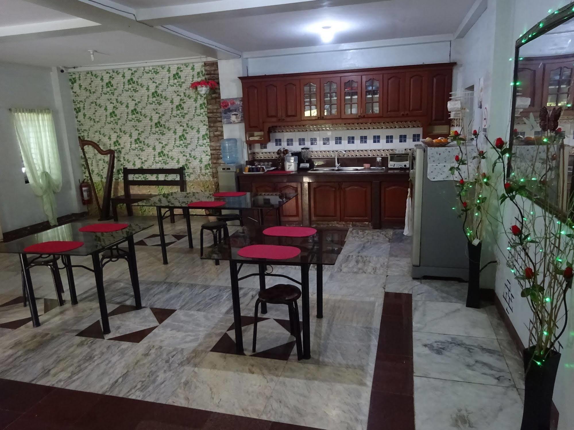 Pe'Re Aristo Guesthouse Мандауе-Сіті Екстер'єр фото