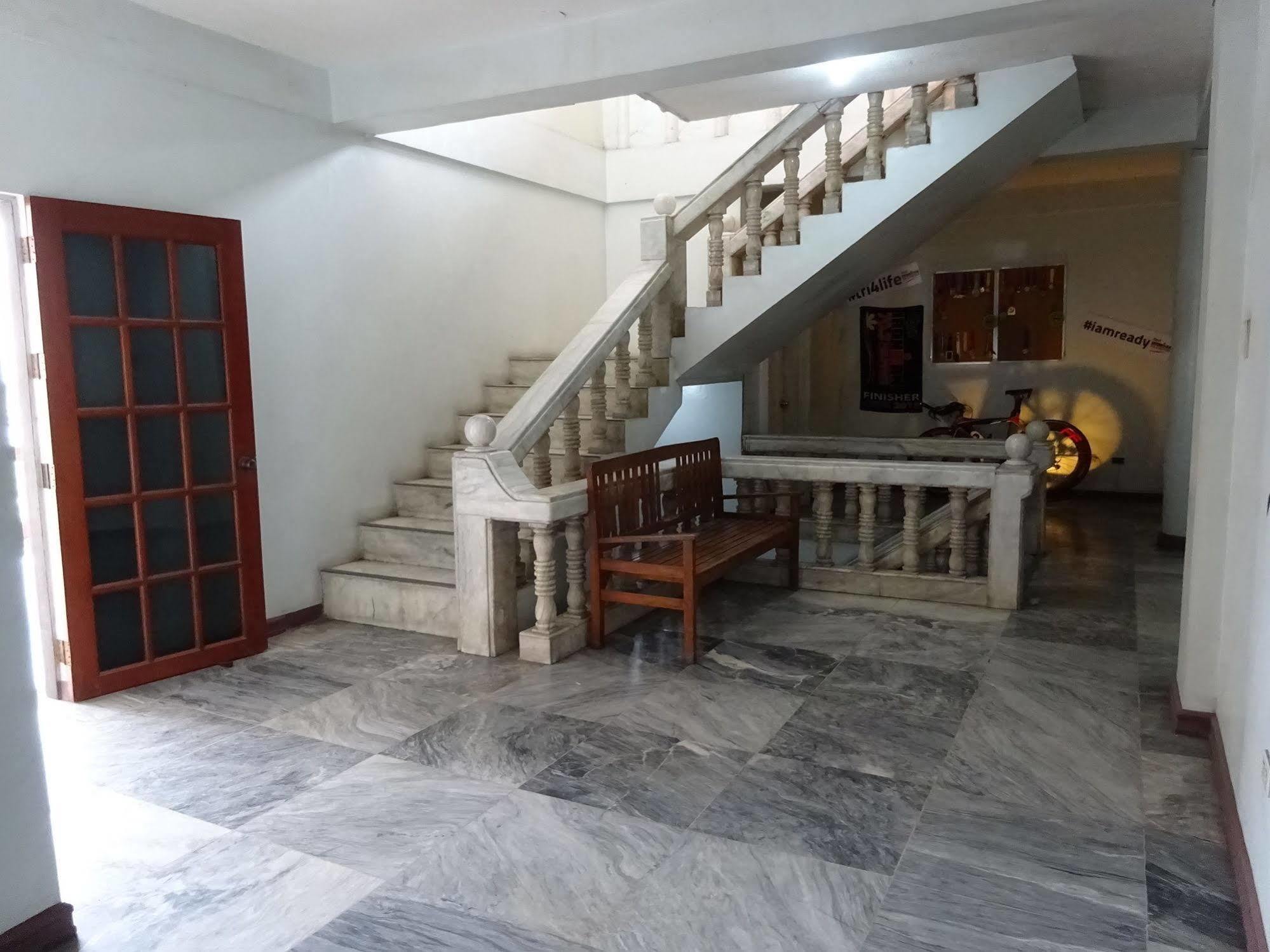 Pe'Re Aristo Guesthouse Мандауе-Сіті Екстер'єр фото