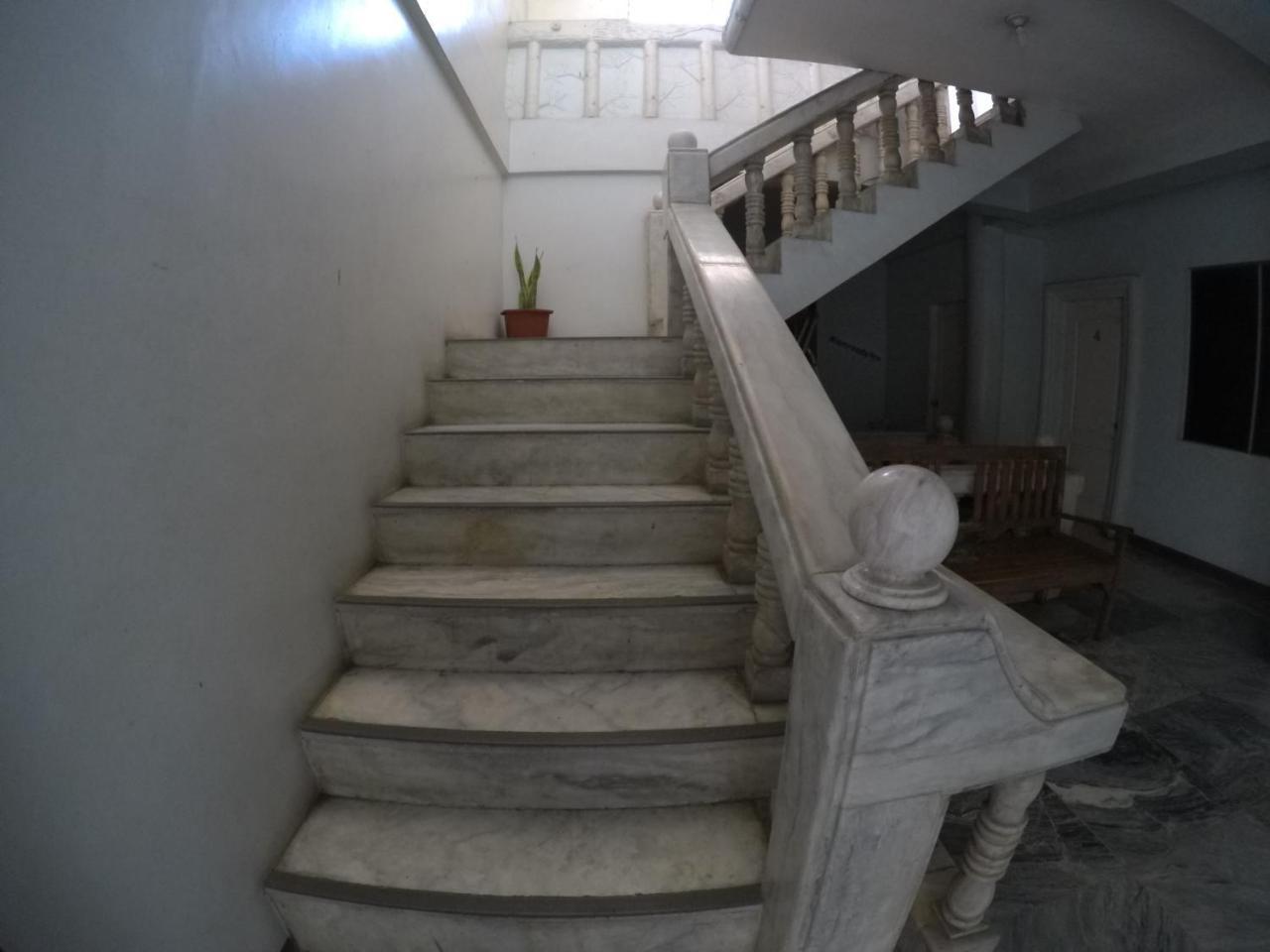 Pe'Re Aristo Guesthouse Мандауе-Сіті Екстер'єр фото